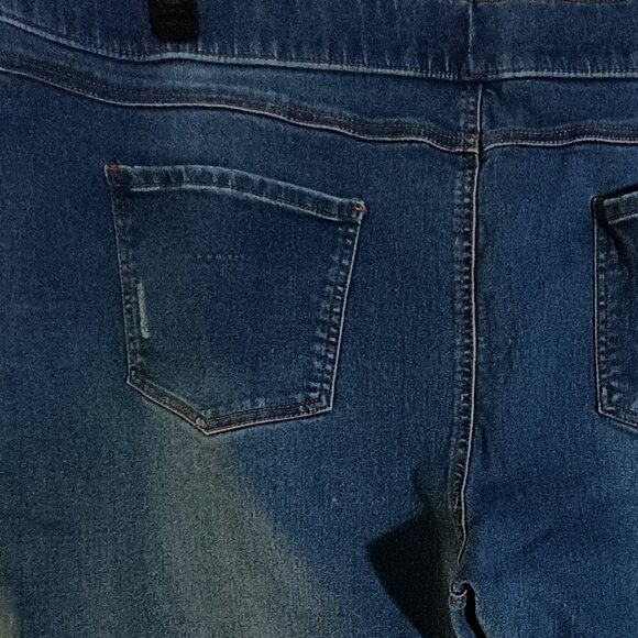 EUC: Terra & Sky Sze 3X (24W-26W) Mid-Blue Distressed Pull-On Cropped Jeans - Picture 7 of 7